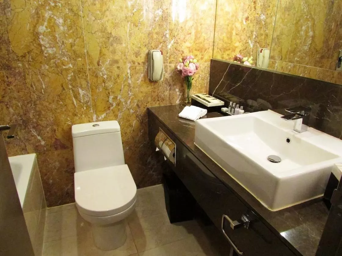 Grand Park Orchard bathroom (Copy).jpg